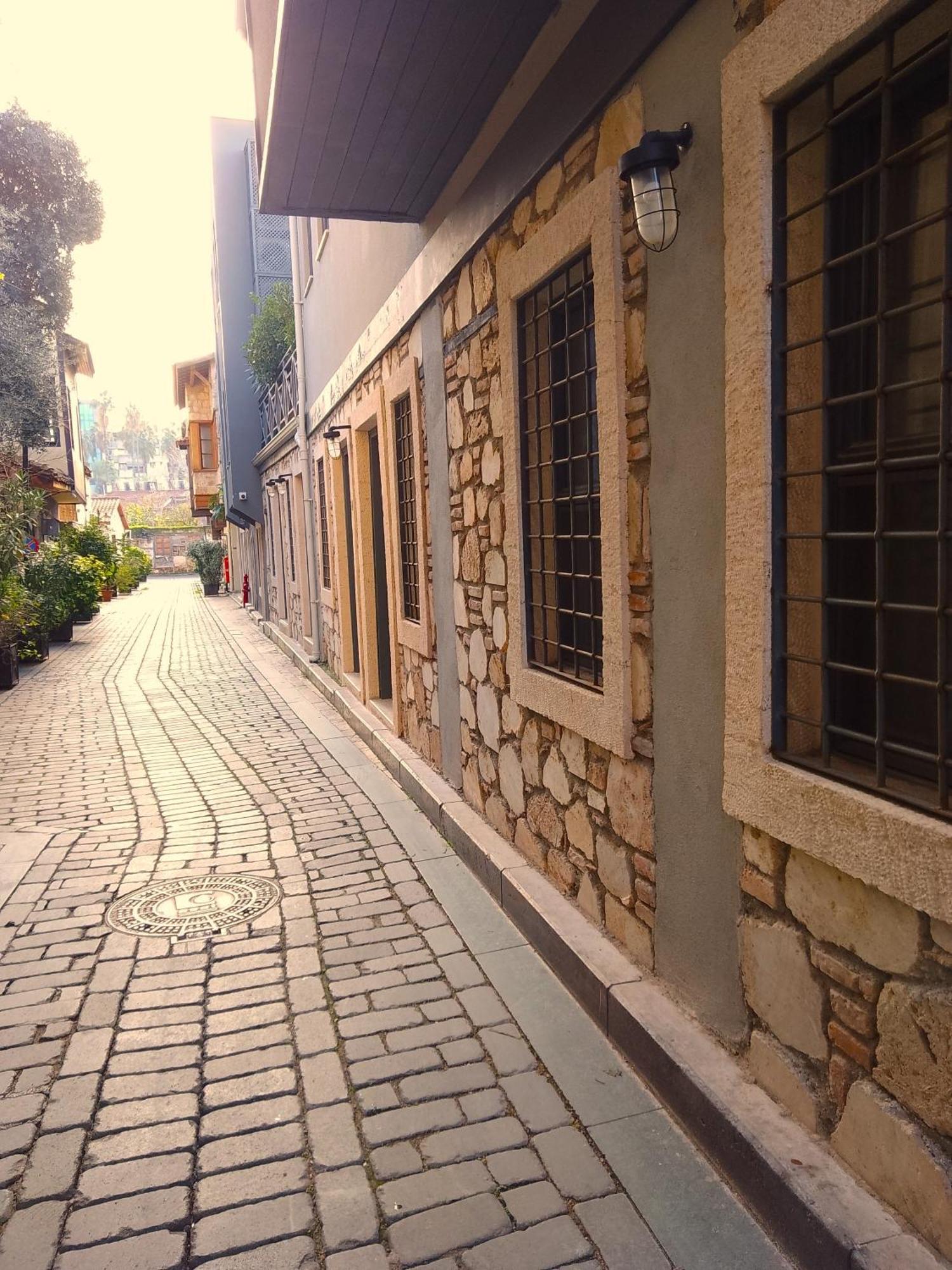 Daire Lovely Flat With Balcony Near Hadrian's Gate Antalya